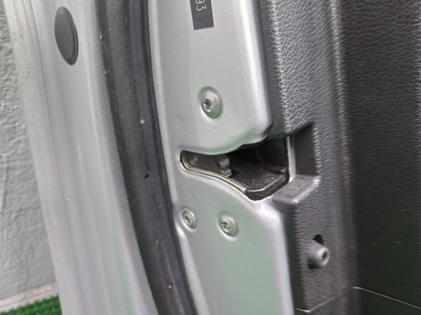 Замок двери передней левой