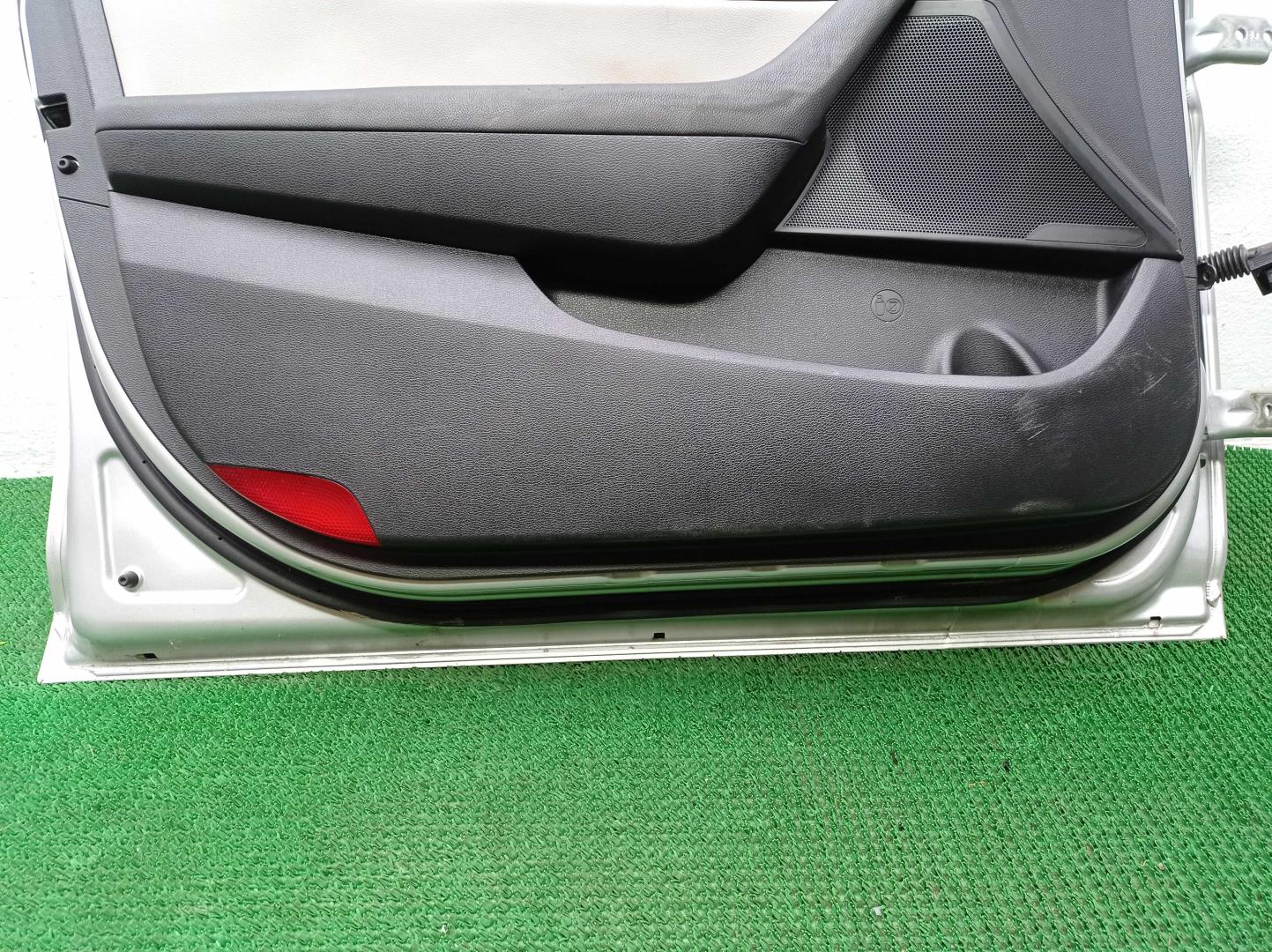 Замок двери передней левой