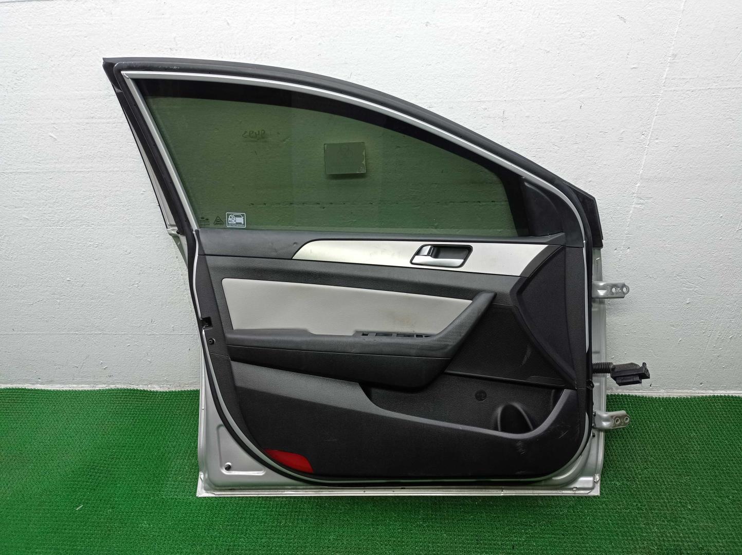 Замок двери передней левой