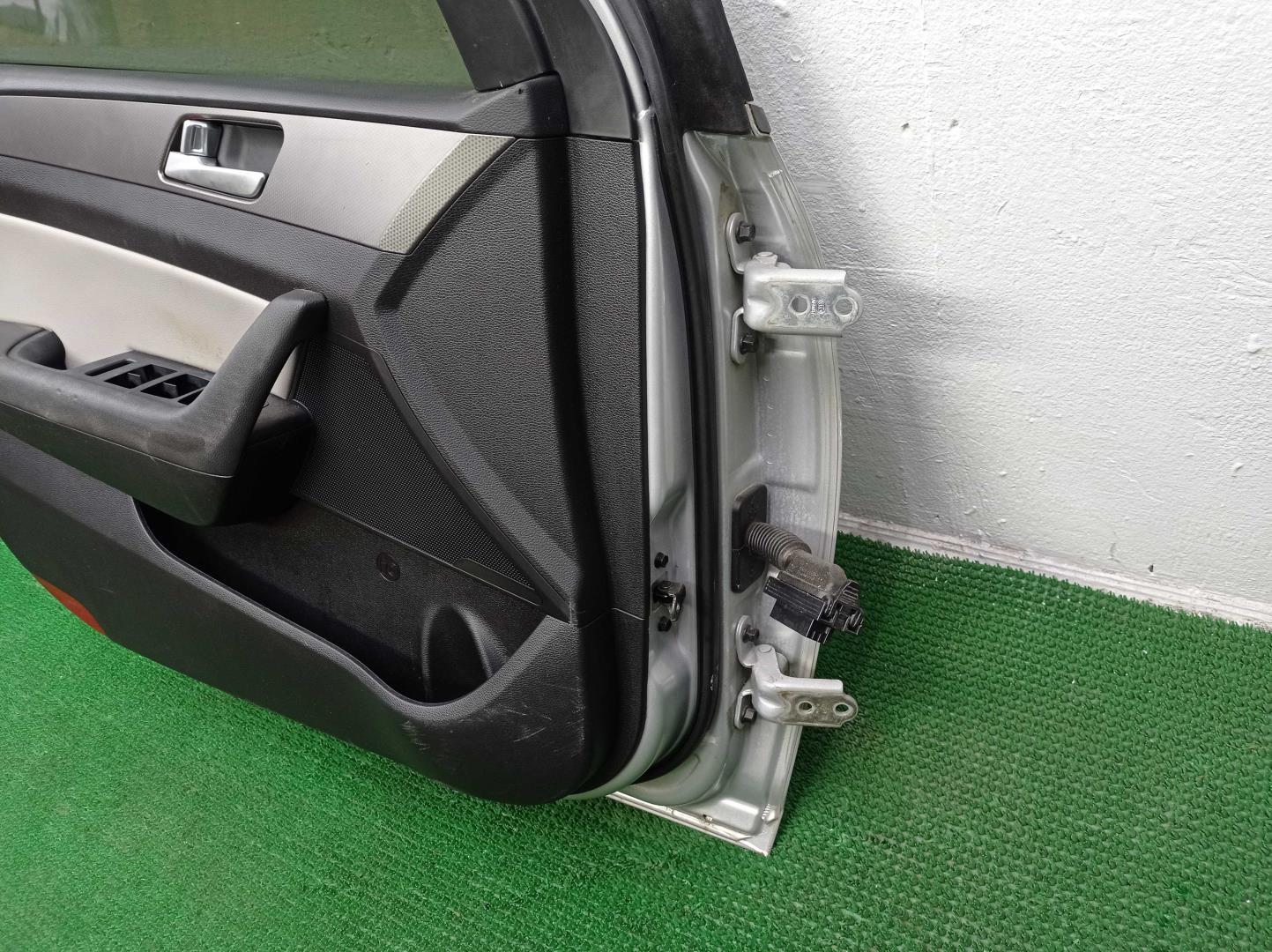 Замок двери передней левой