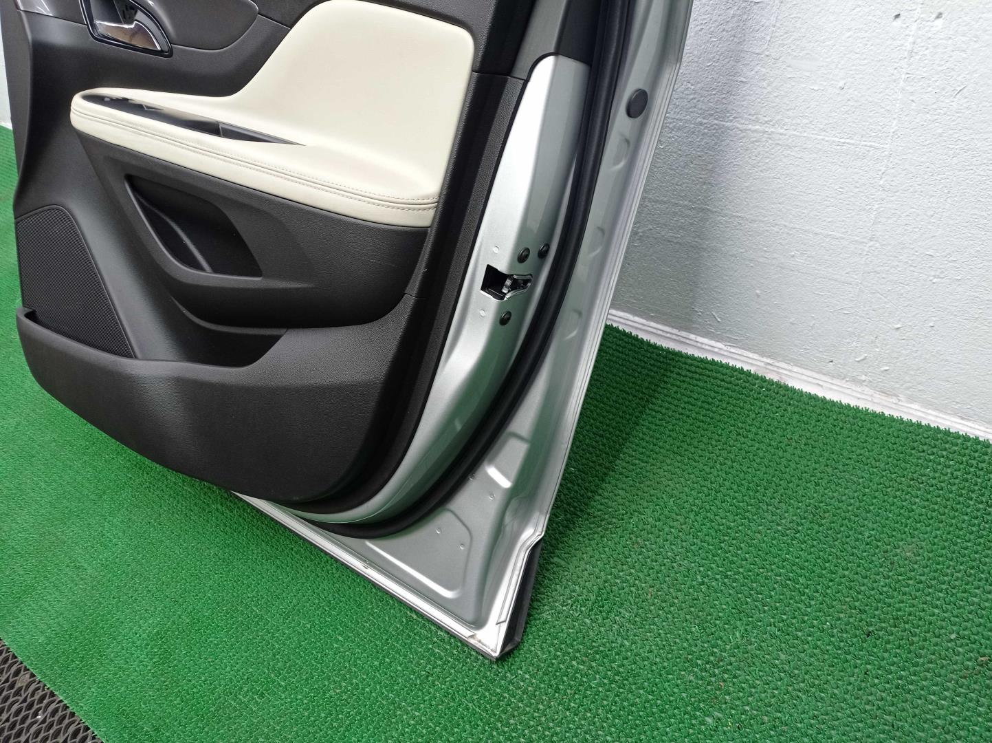 Замок двери передней правой