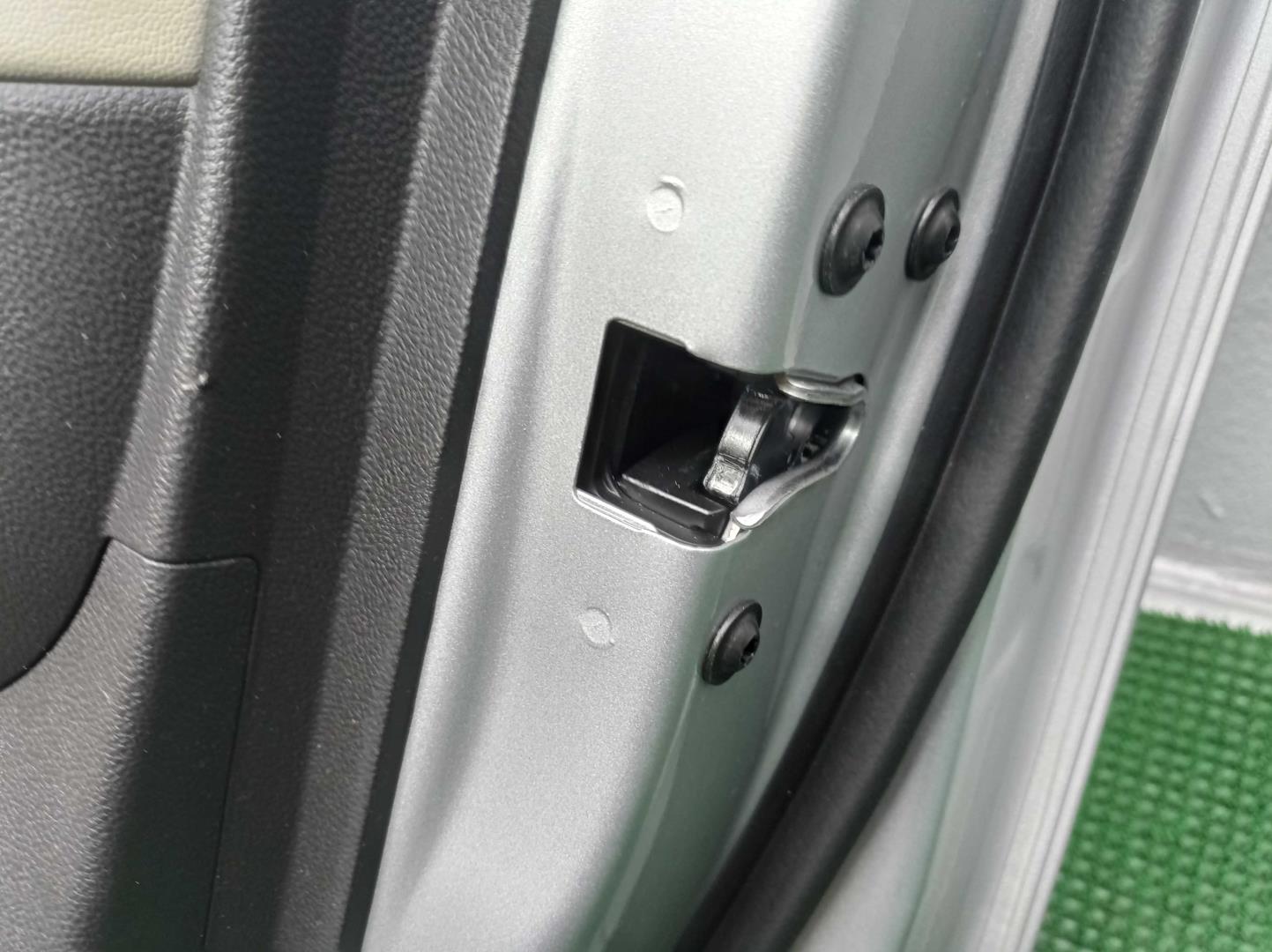 Замок двери передней правой