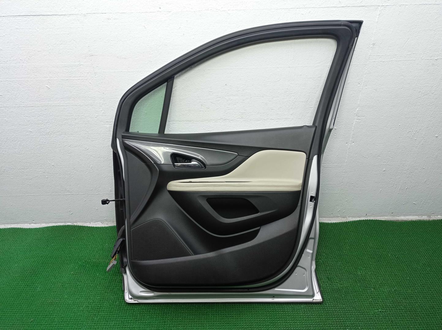 Замок двери передней правой