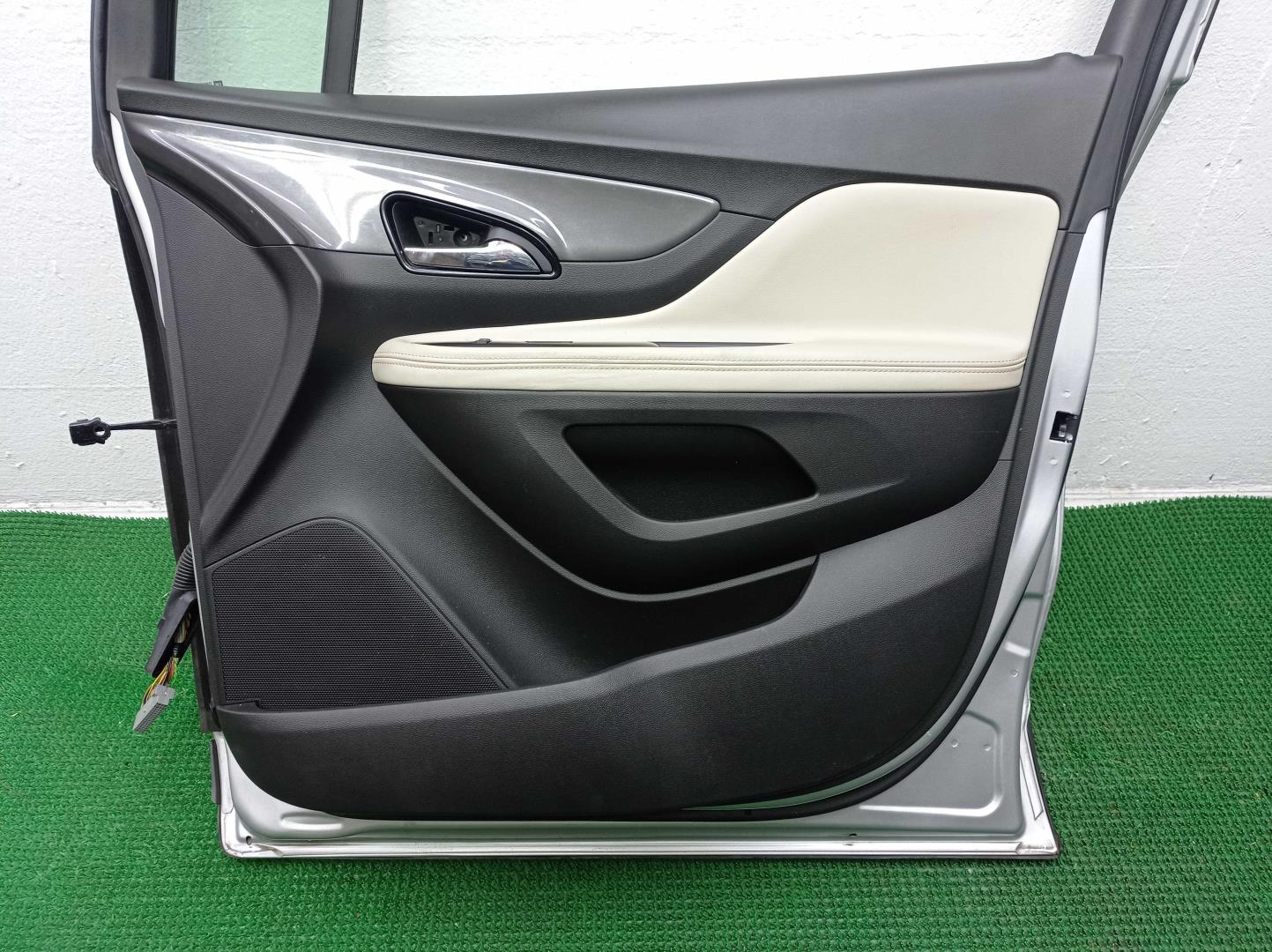 Замок двери передней правой