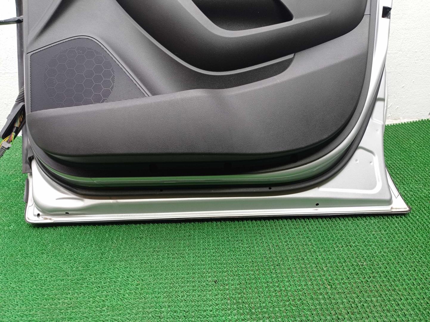 Замок двери передней правой