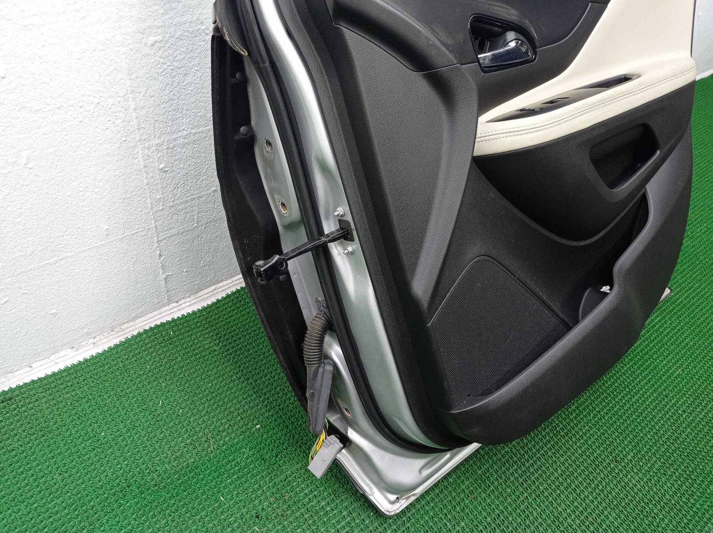 Замок двери передней правой