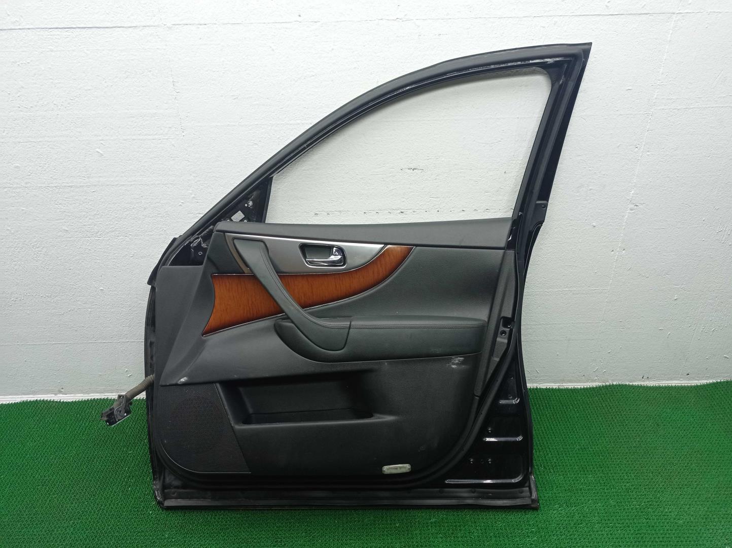 Стекло двери передней правой