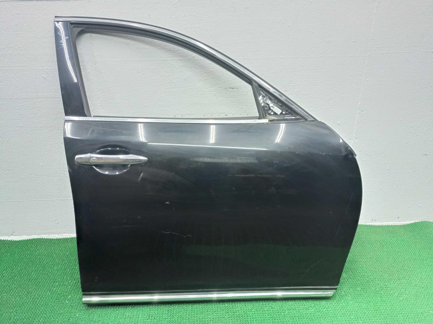 Стекло двери передней правой