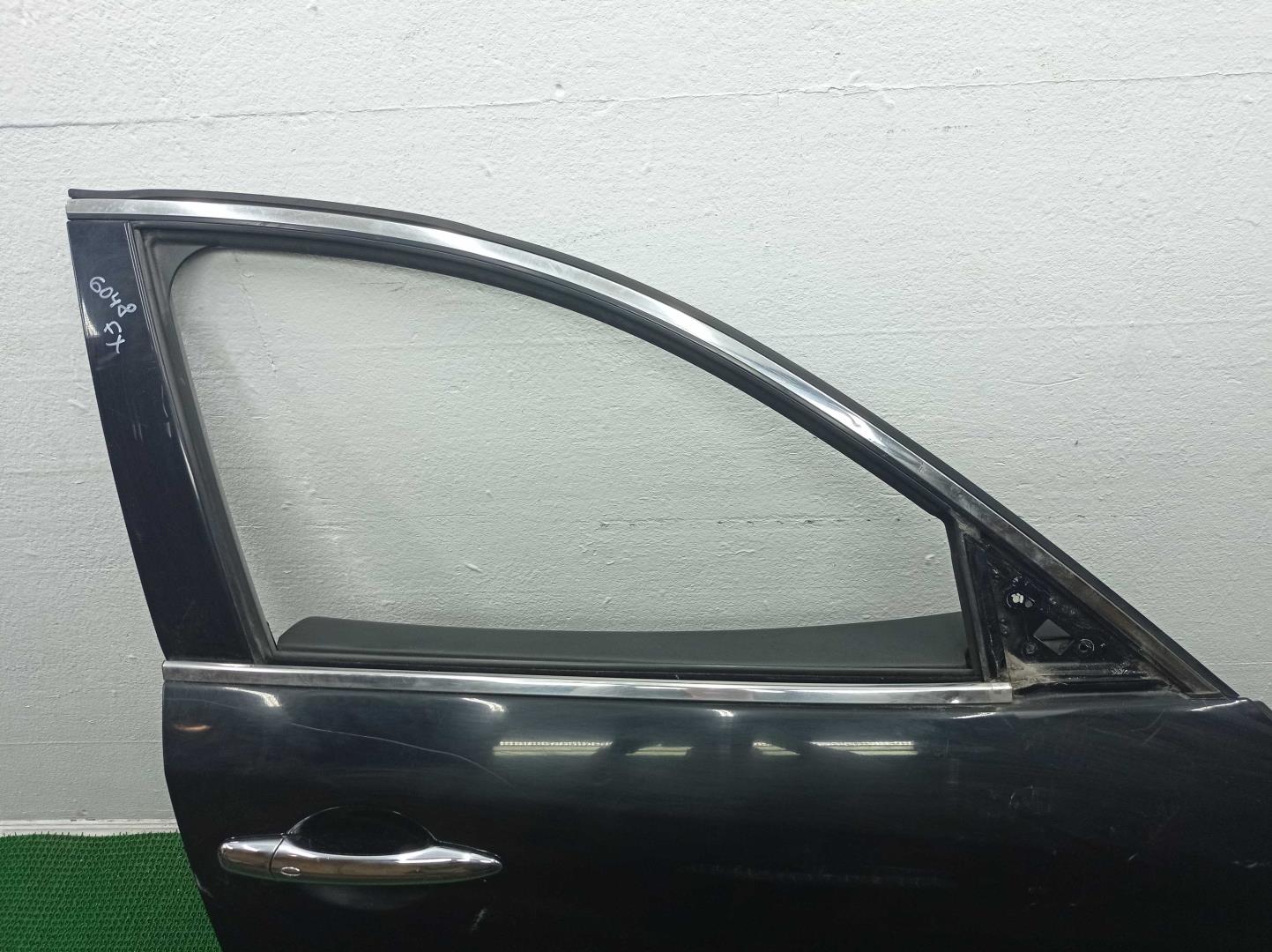 Стекло двери передней правой