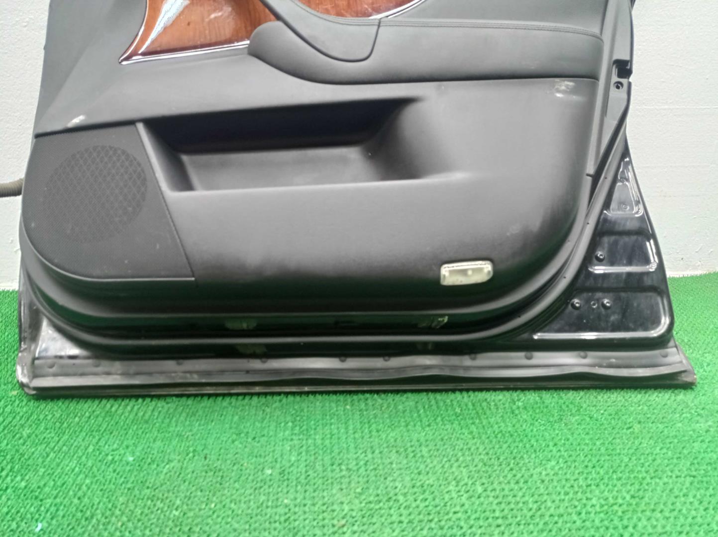 Стекло двери передней правой