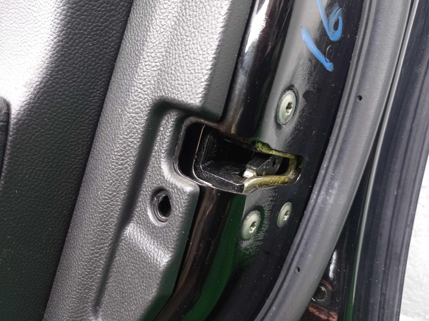 Стекло двери передней правой