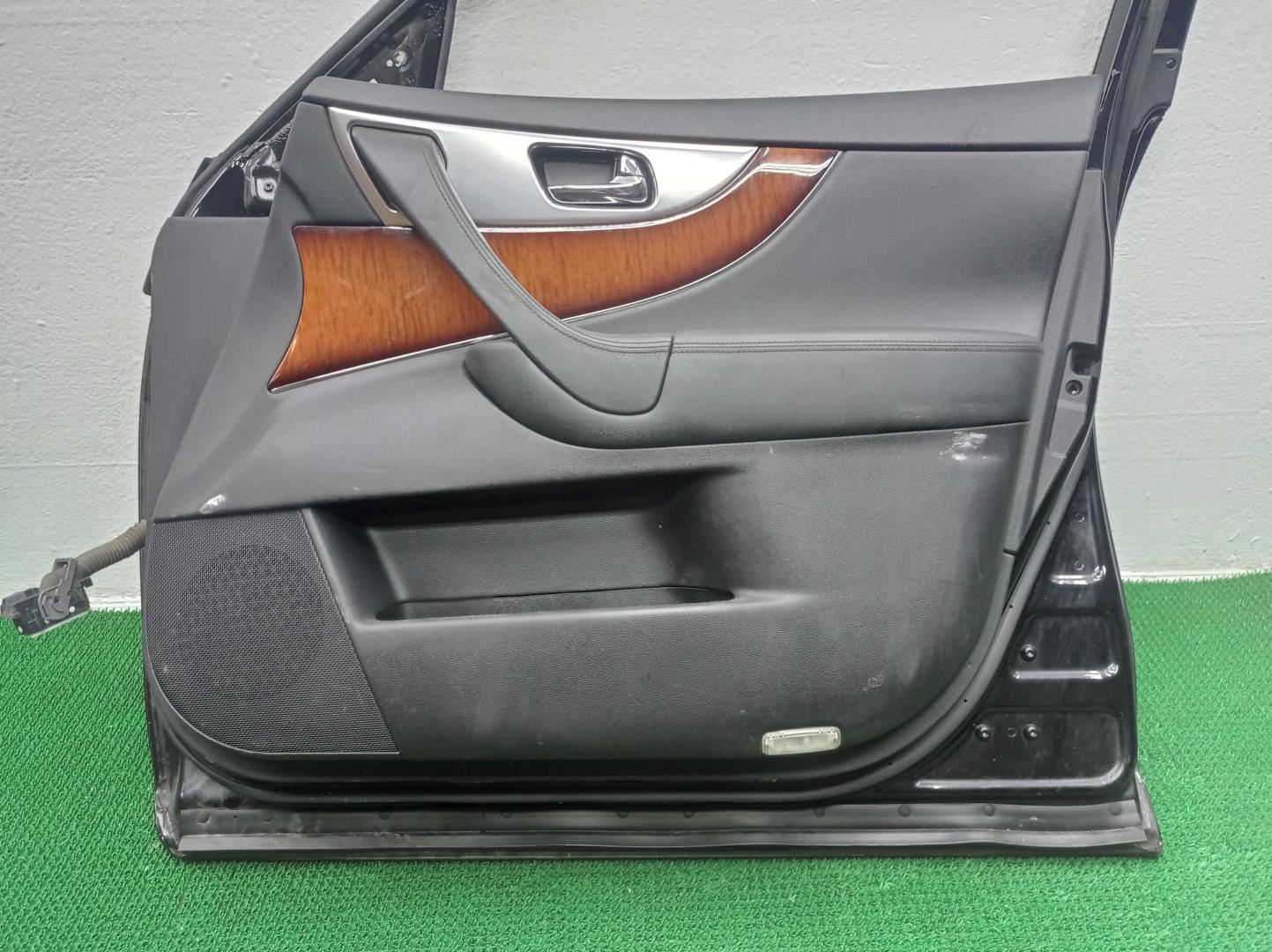 Стекло двери передней правой