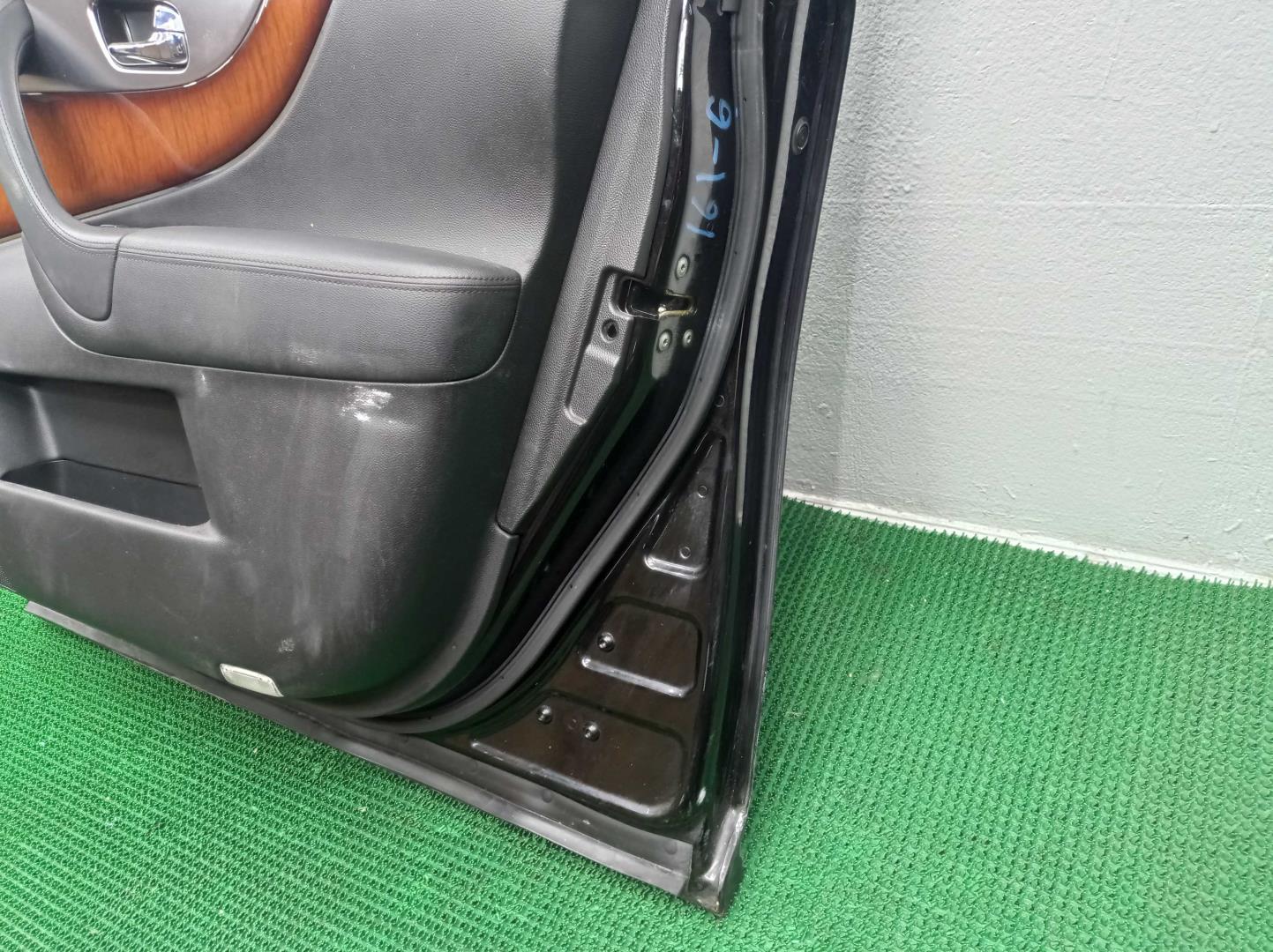 Стекло двери передней правой