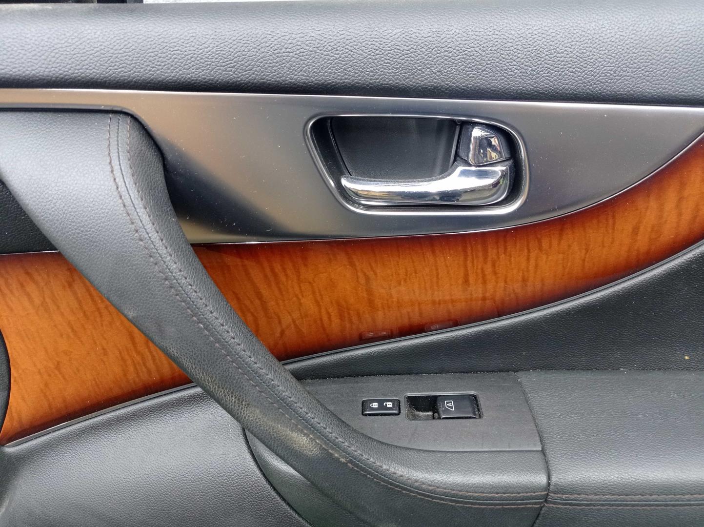 Стекло двери передней правой