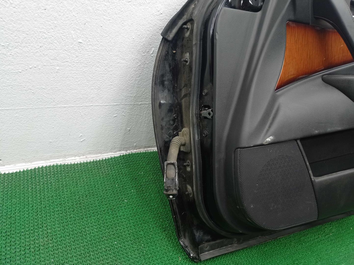 Стекло двери передней правой