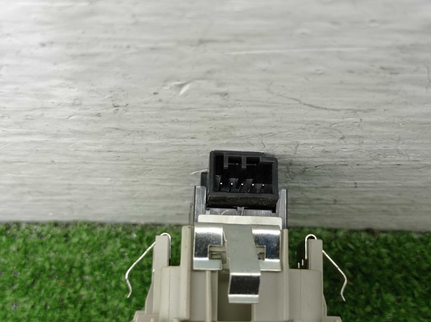 Кнопка стеклоподъемника