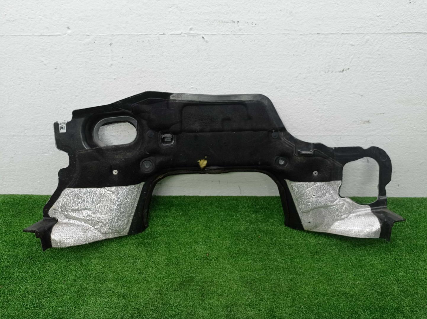 Кожух замка капота