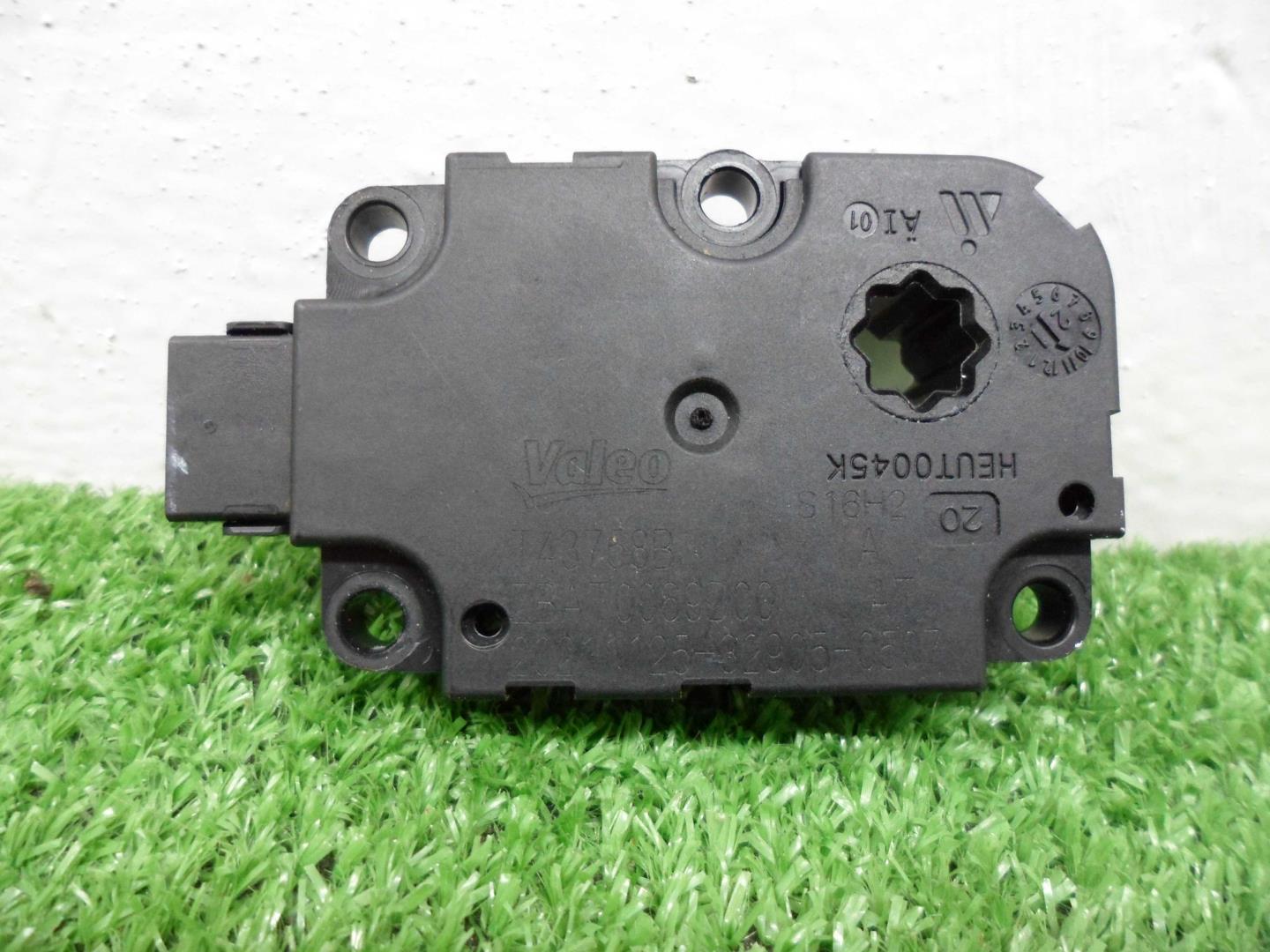 Моторчик заслонки печки