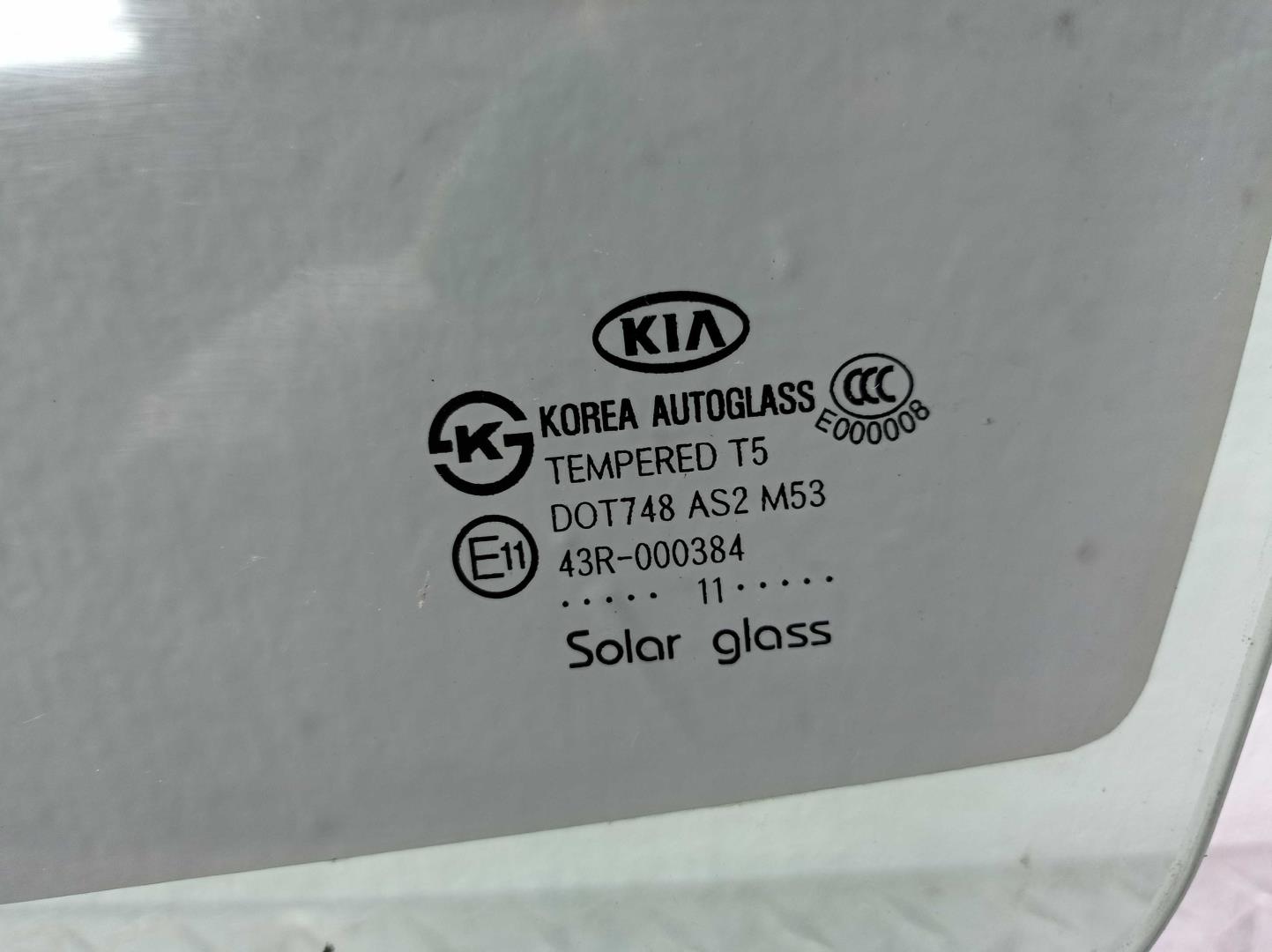 Стекло двери передней левой