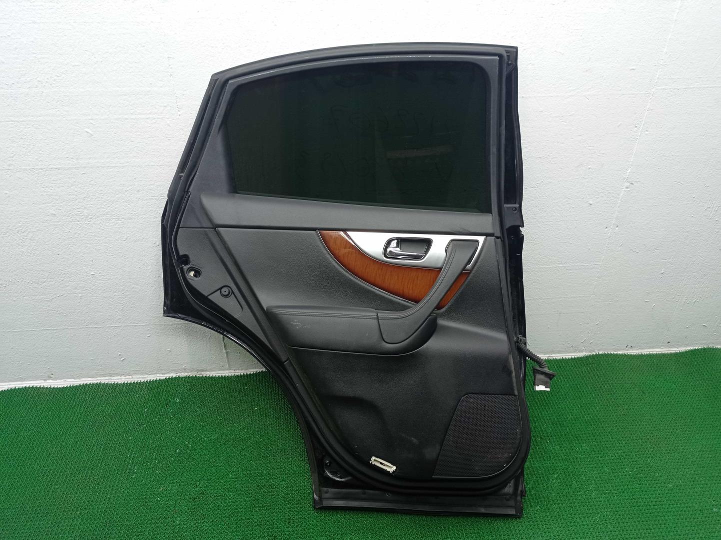 Стекло двери задней левой