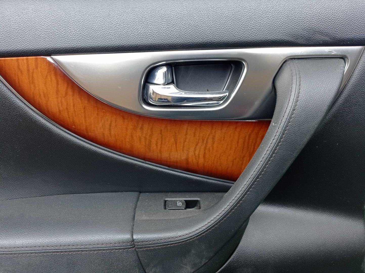 Стекло двери задней левой