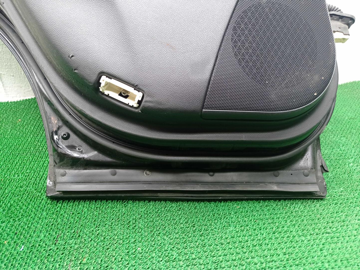 Стекло двери задней левой