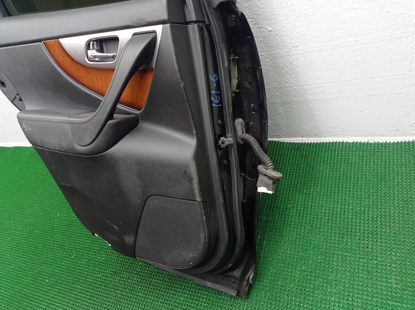 Стекло двери задней левой