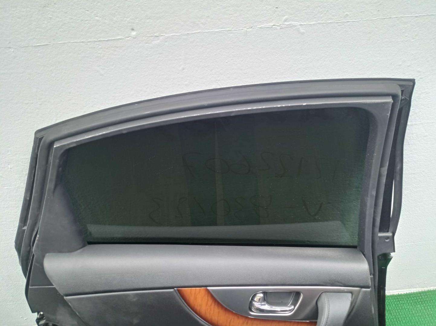 Стекло двери задней левой