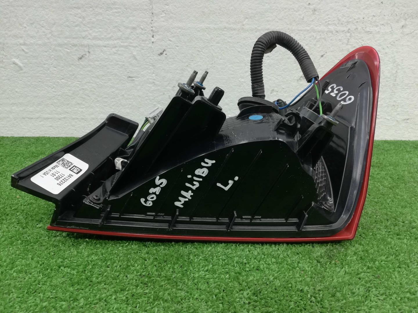 Фонарь задний наружный левый