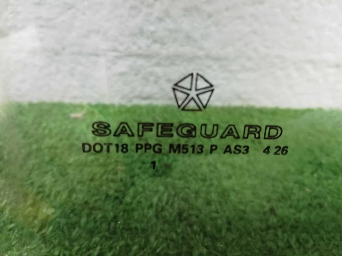 Стекло двери задней левой