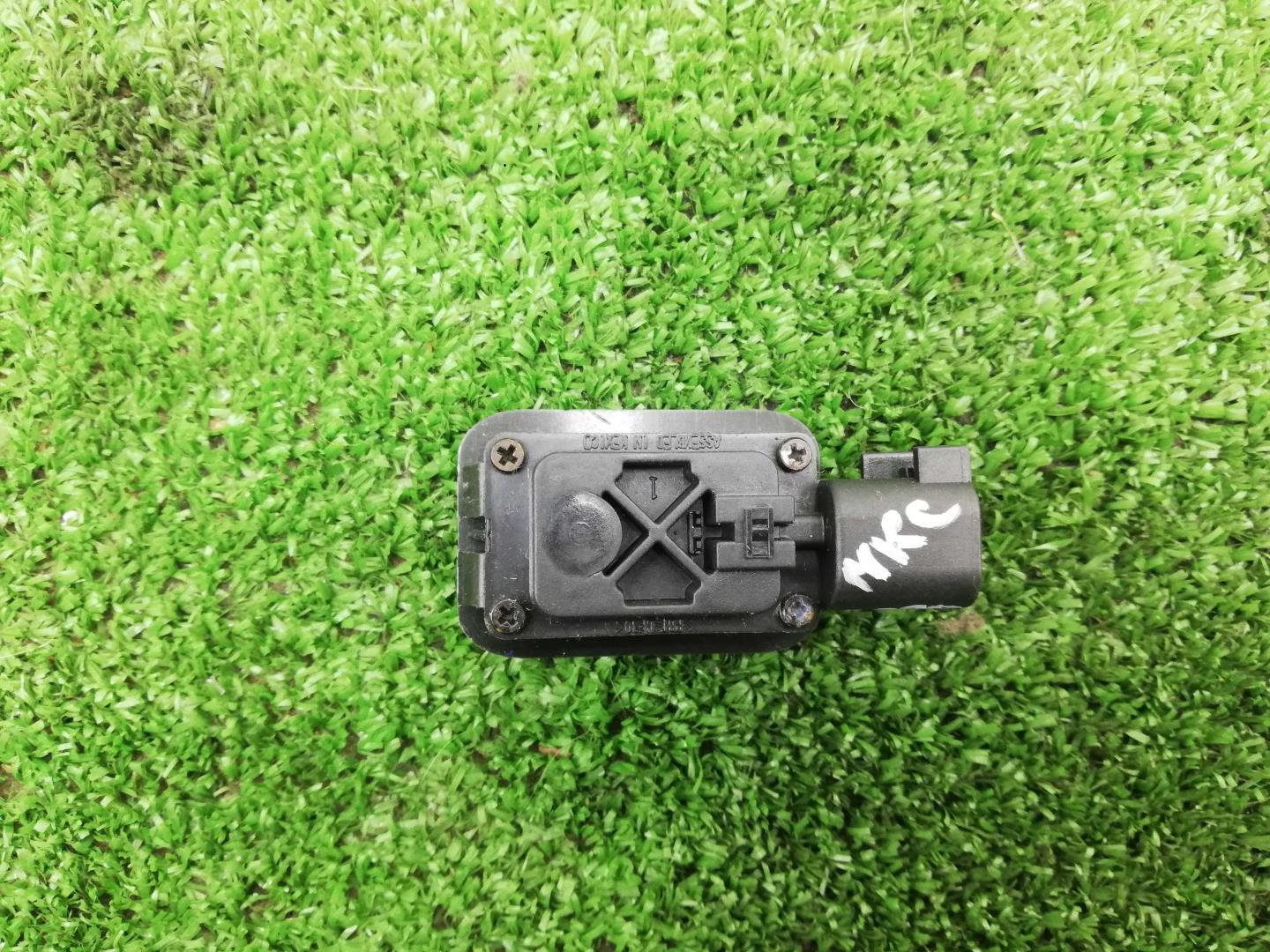 Кнопка открывания багажника