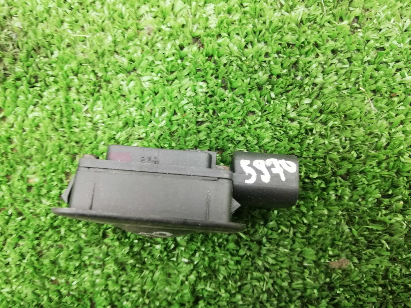 Кнопка открывания багажника