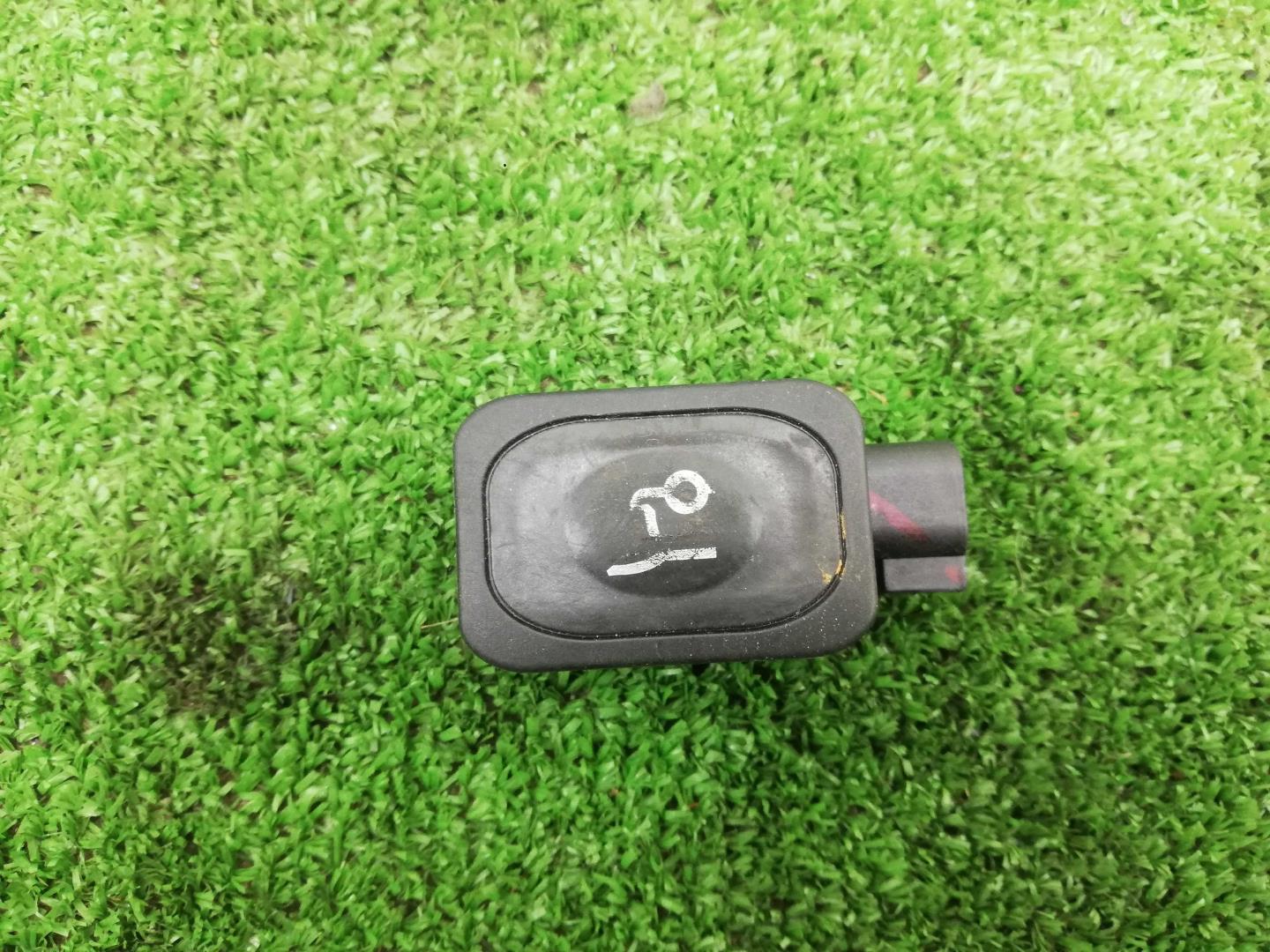 Кнопка открывания багажника