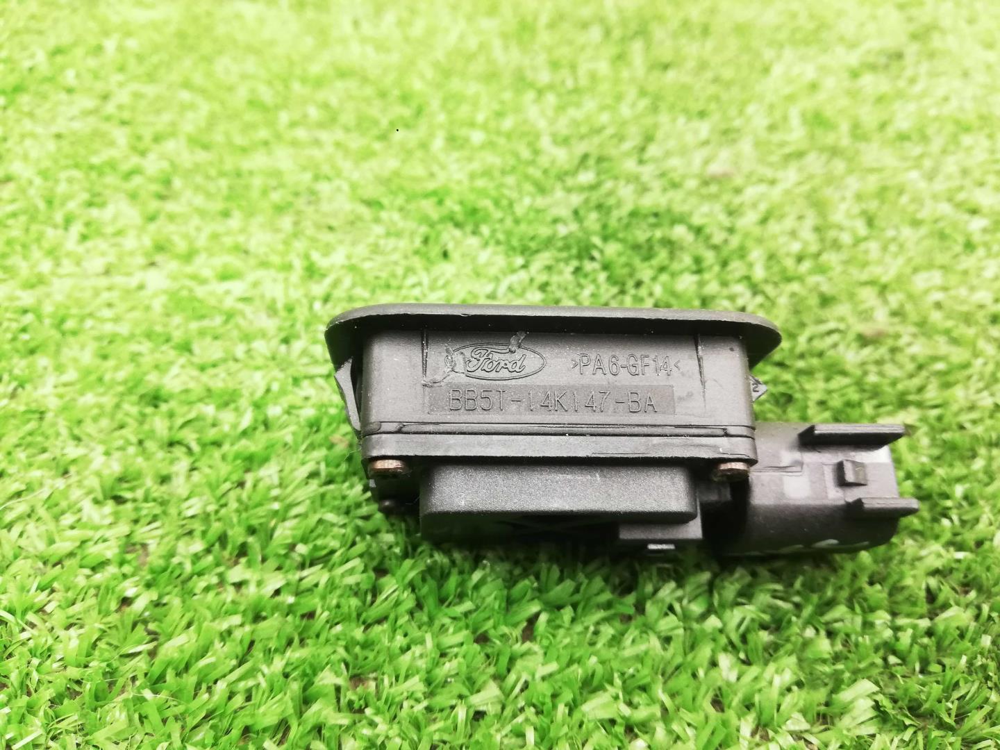 Кнопка открывания багажника