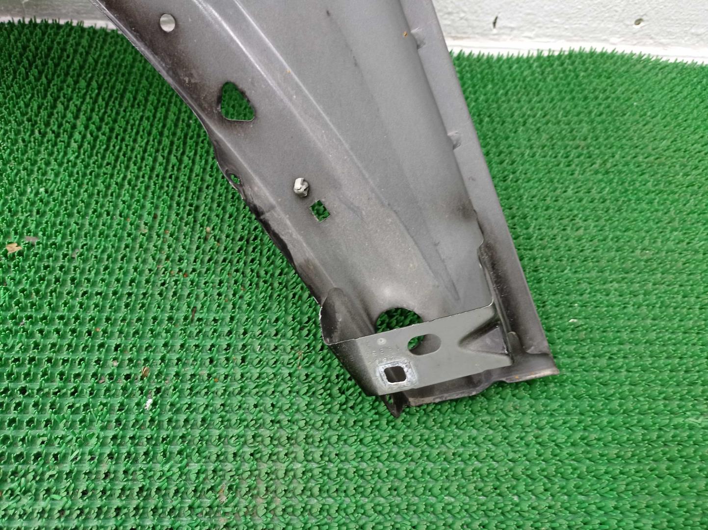 Крыло переднее правое