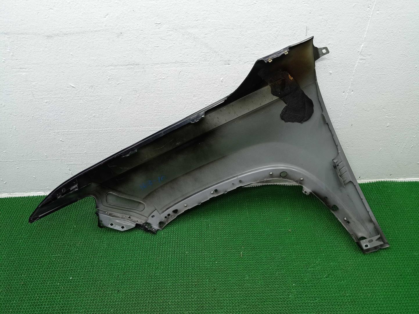 Крыло переднее правое