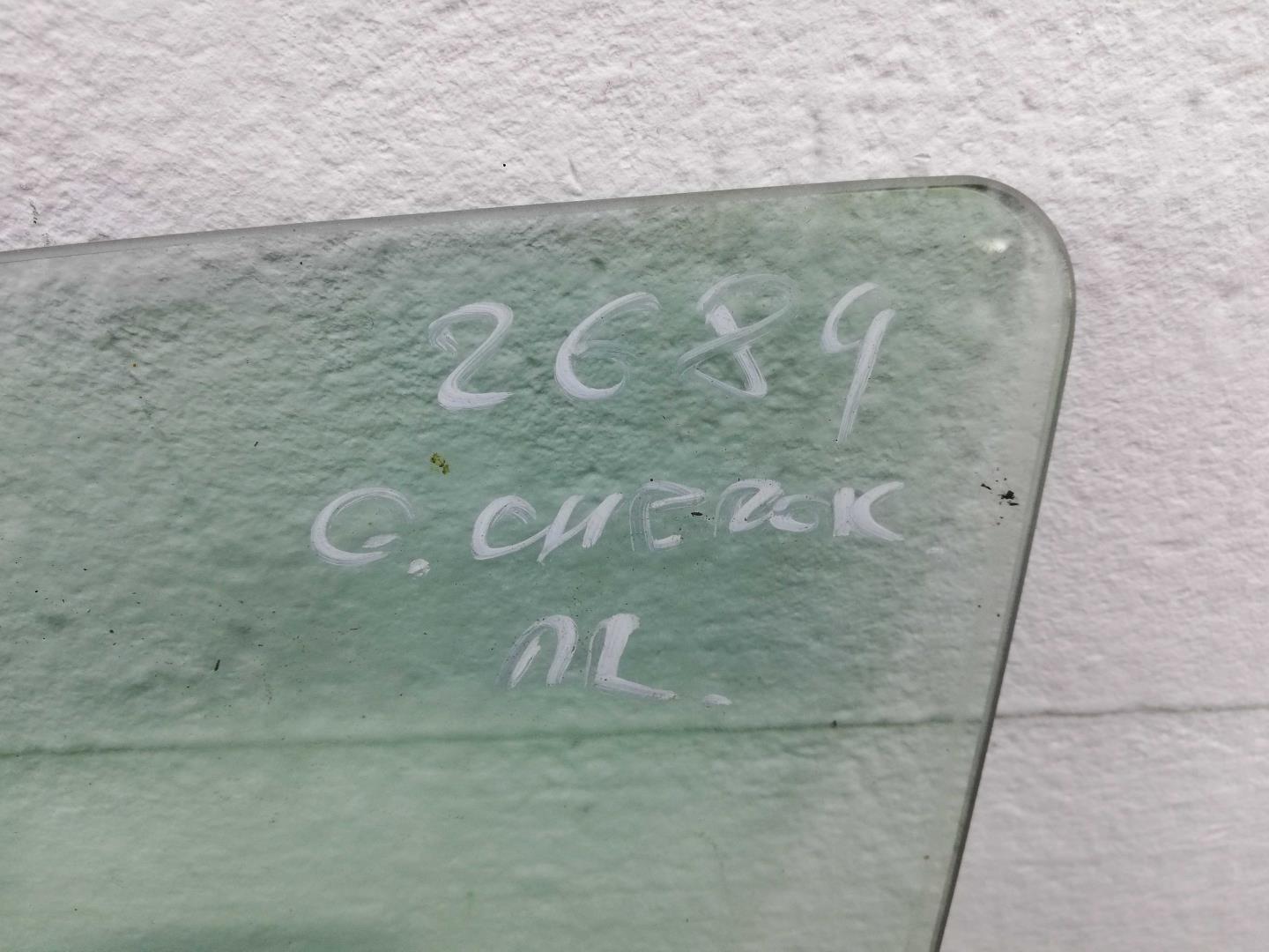 Стекло двери передней левой