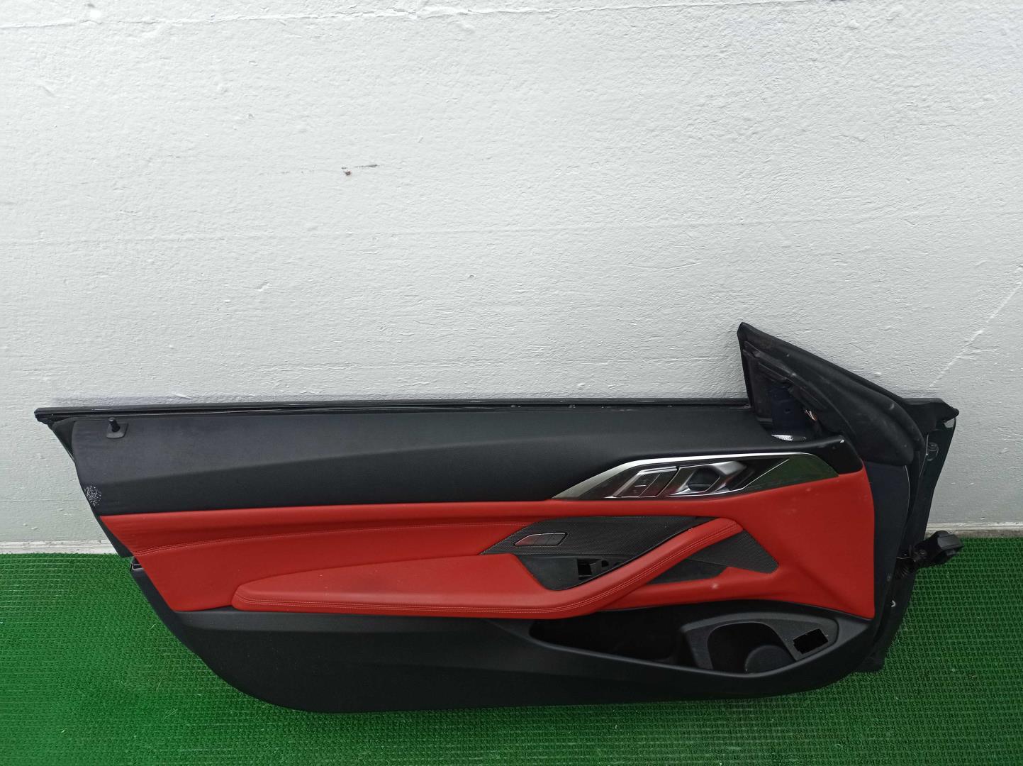 Замок двери передней левой