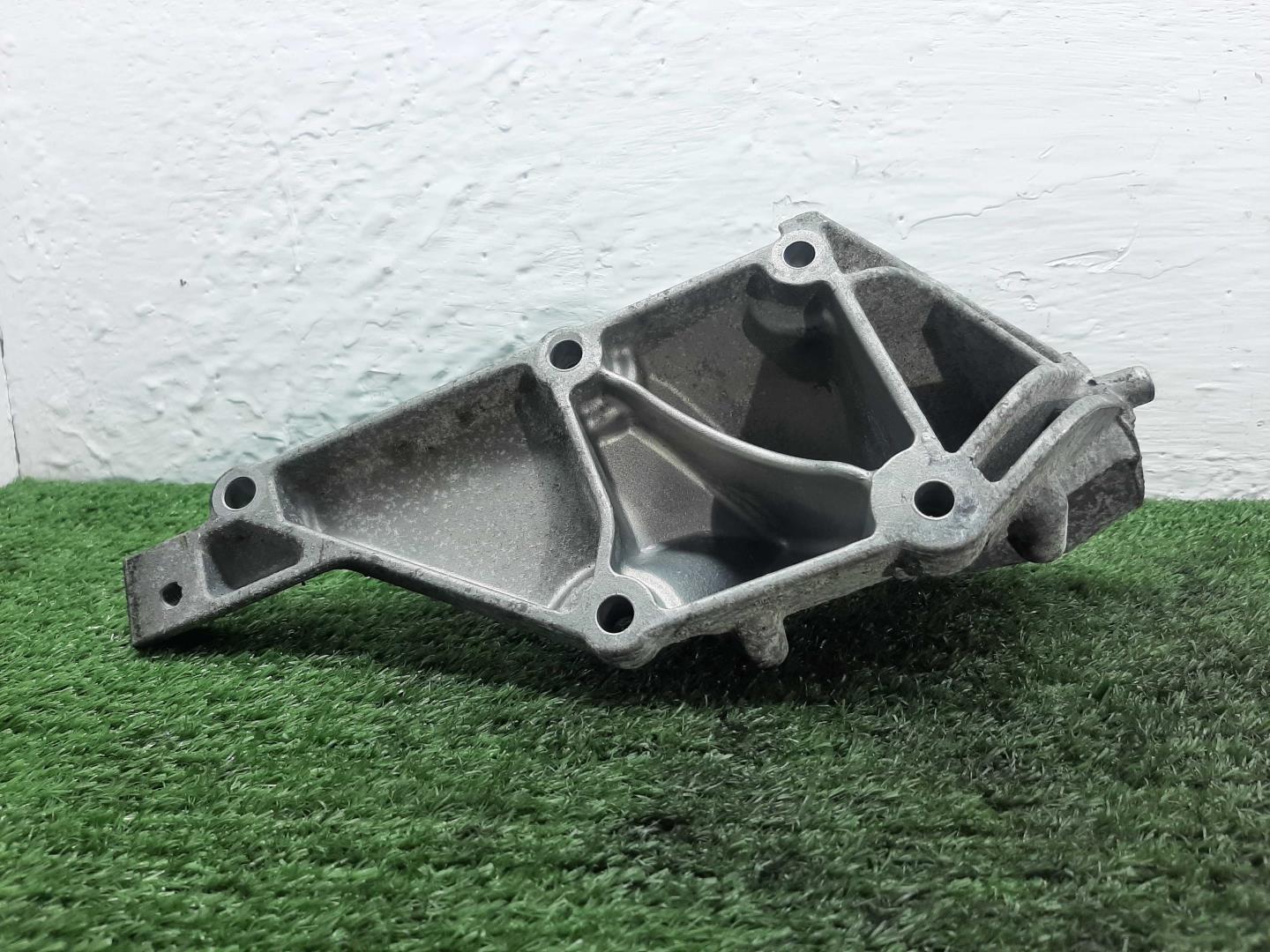 Кронштейн двигателя