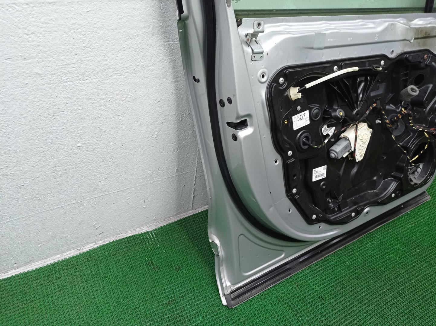 Дверь передняя левая