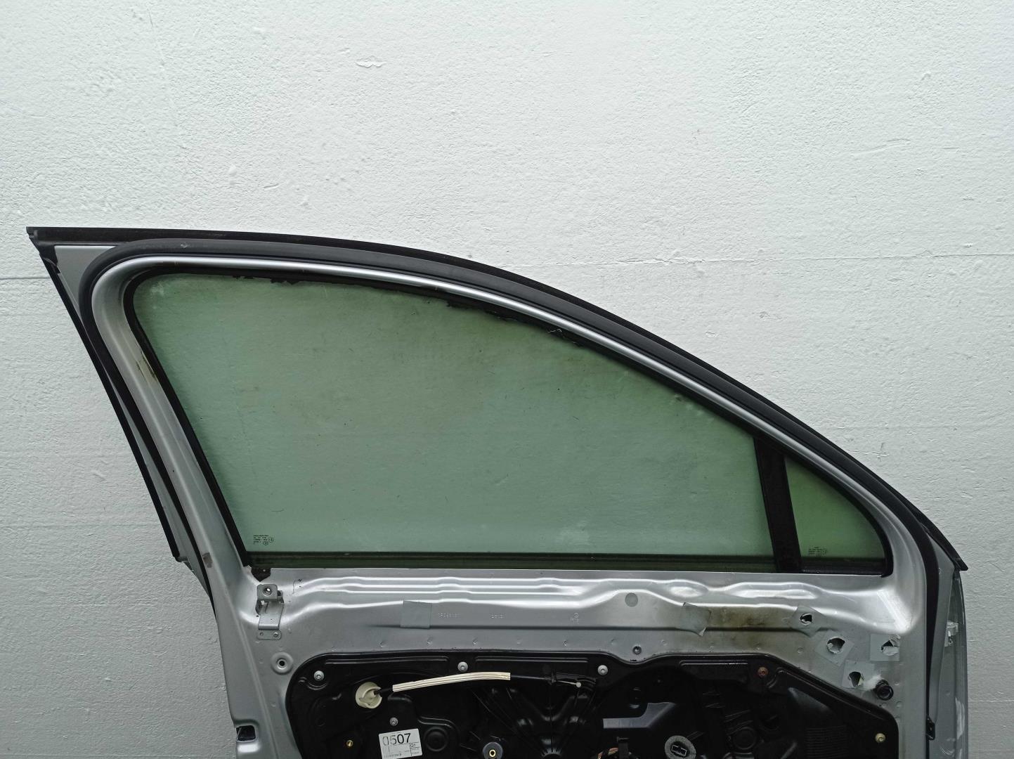 Стекло двери передней левой