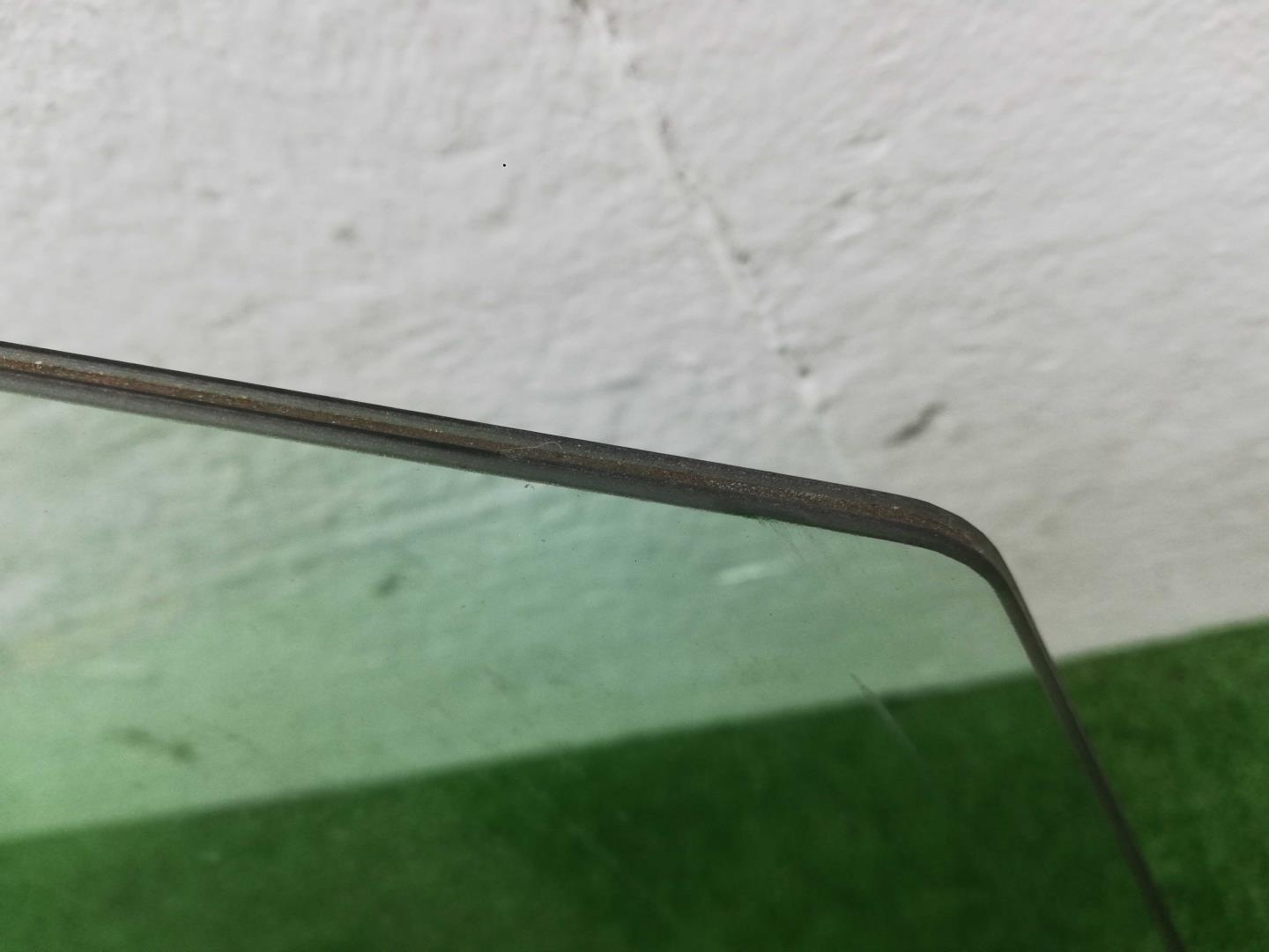 Стекло двери передней правой