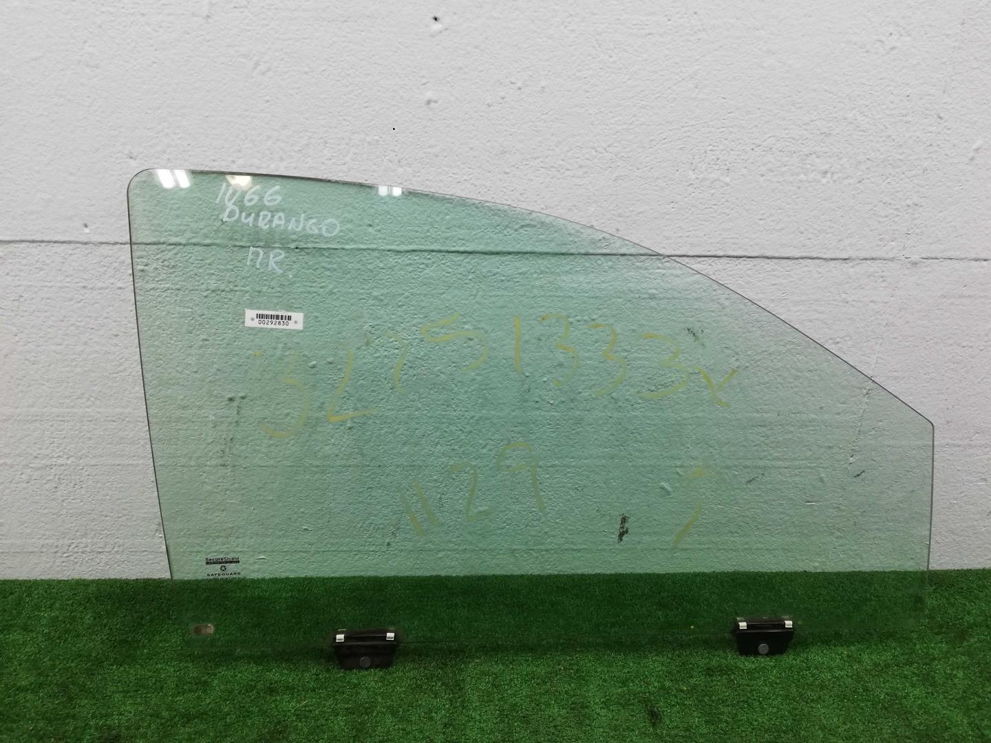 Стекло двери передней правой
