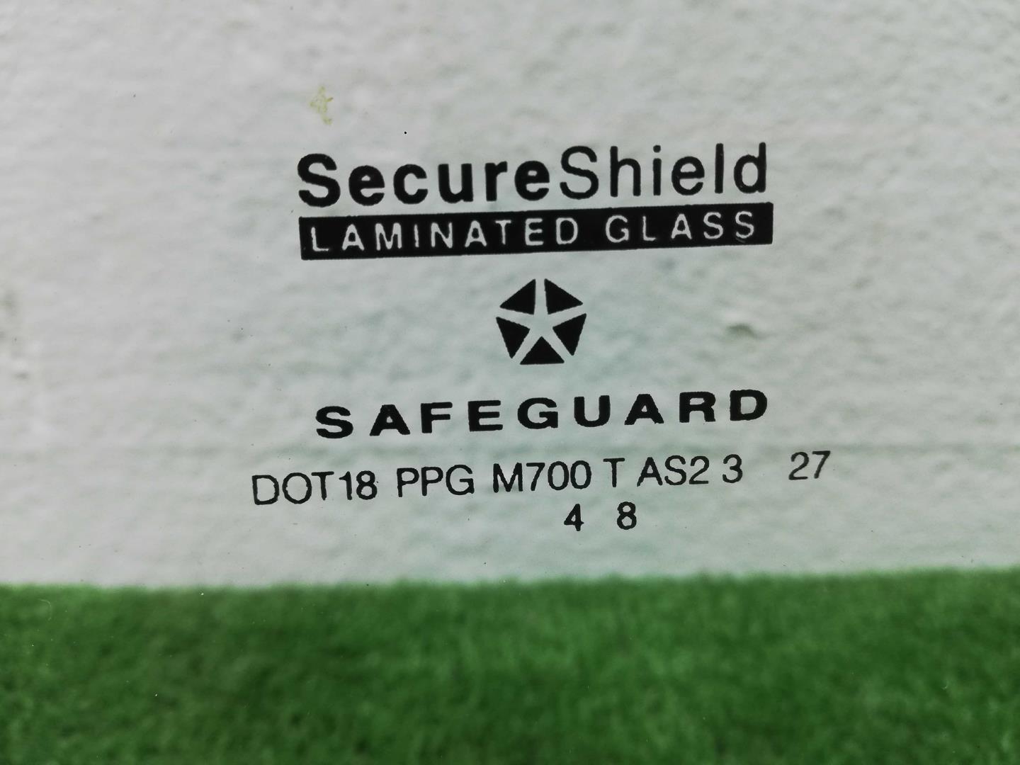 Стекло двери передней правой