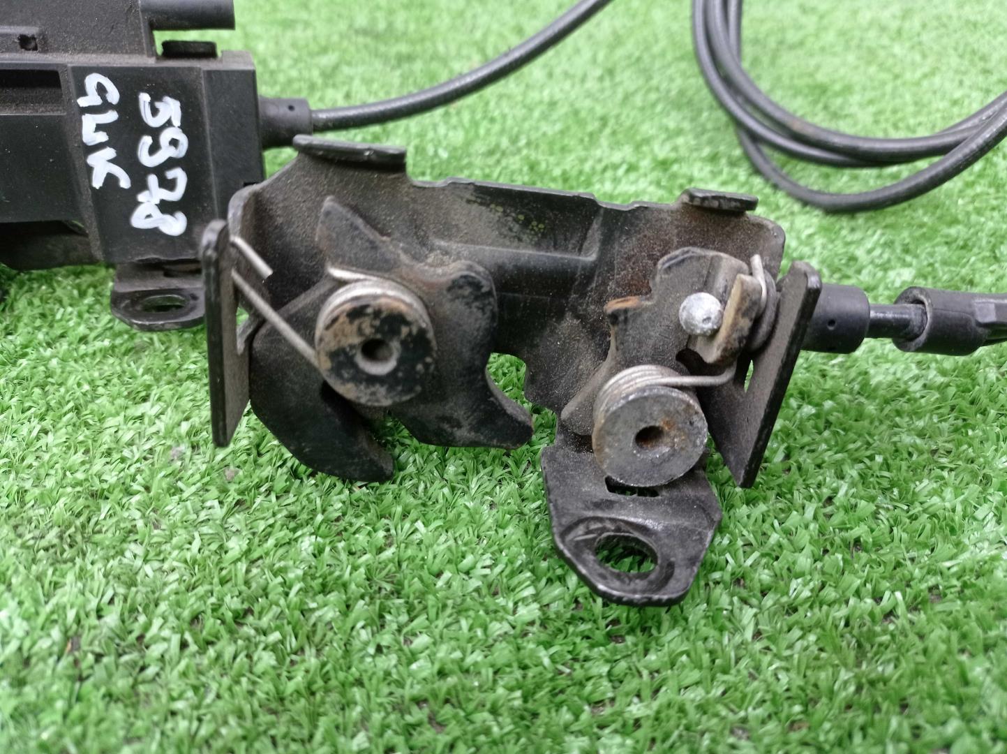 Замок капота