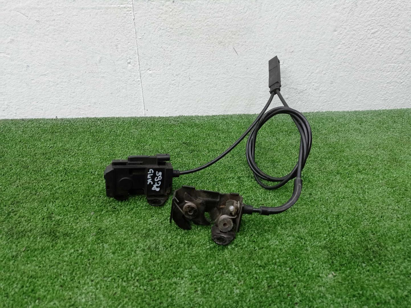 Замок капота