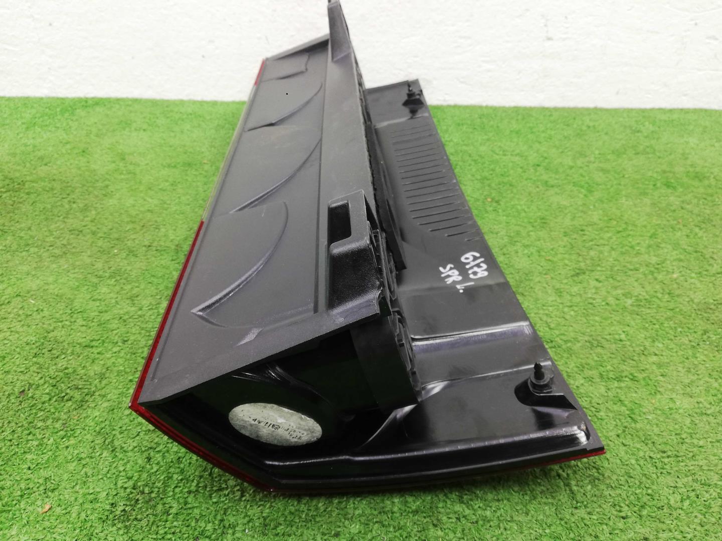 Фонарь задний наружный левый