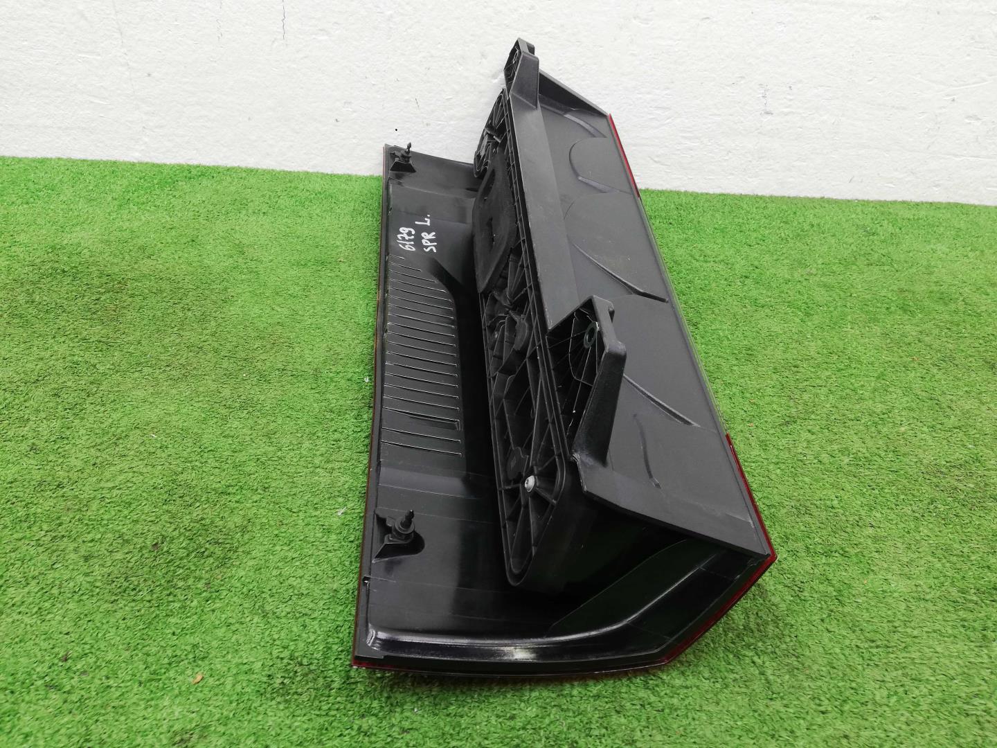 Фонарь задний наружный левый