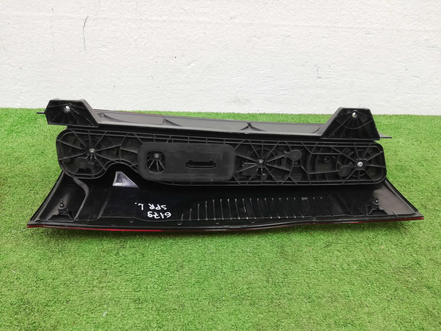 Фонарь задний наружный левый