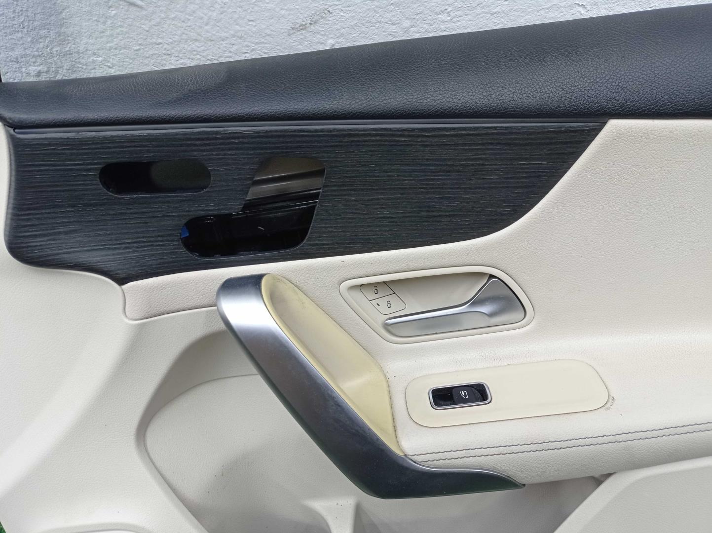 Стекло двери передней правой